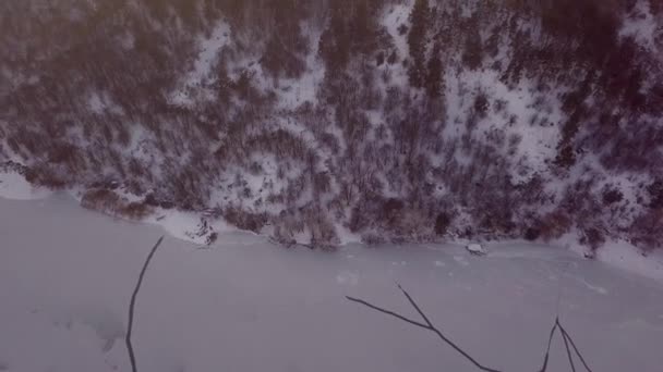 Vídeo aéreo 4K. Paisagem de inverno na aldeia e rio. Luz quente do pôr do sol . — Vídeo de Stock