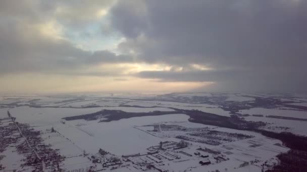 4k video udara. Pemandangan musim dingin di desa dan sungai. Cahaya matahari terbenam yang hangat . — Stok Video