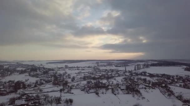 Vídeo aéreo 4K. Paisagem de inverno na aldeia e rio. Luz quente do pôr do sol . — Vídeo de Stock