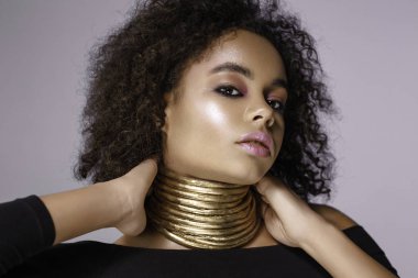 Afro bukleler saç modeli ile siyah pelerin güzel kadın Moda stüdyosu portre. Moda ve güzellik