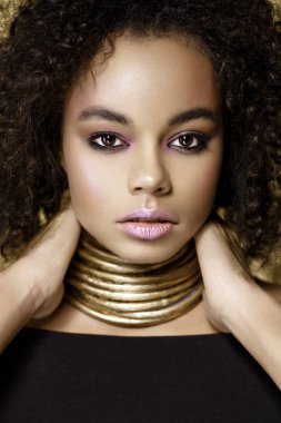 Afro bukleler saç modeli ile siyah pelerin güzel kadın Moda stüdyosu portre. Moda ve güzellik