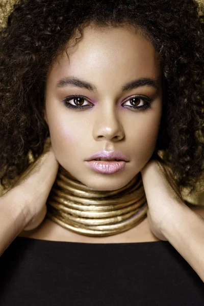 Afro bukleler saç modeli ile siyah pelerin güzel kadın Moda stüdyosu portre. Moda ve güzellik