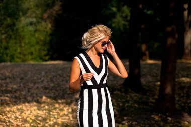 gün batımında sonbahar ormandaki güzel sarışın kadın