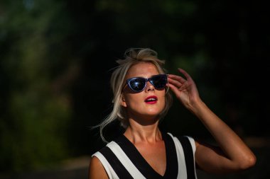 gün batımında sonbahar ormandaki güzel sarışın kadın