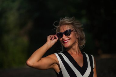 gün batımında sonbahar ormandaki güzel sarışın kadın