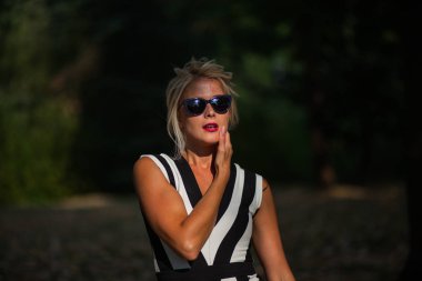 gün batımında sonbahar ormandaki güzel sarışın kadın