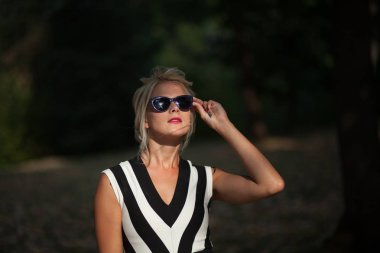 gün batımında sonbahar ormandaki güzel sarışın kadın