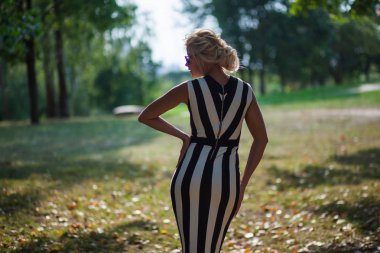 gün batımında sonbahar ormandaki güzel sarışın kadın