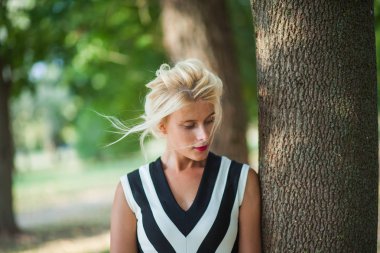 gün batımında sonbahar ormandaki güzel sarışın kadın