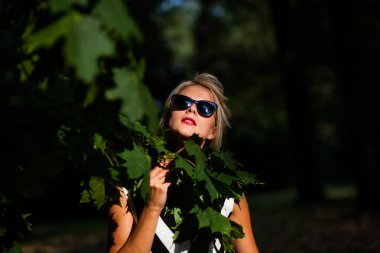 gün batımında sonbahar ormandaki güzel sarışın kadın