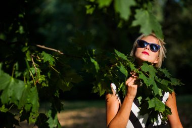 gün batımında sonbahar ormandaki güzel sarışın kadın