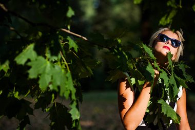 gün batımında sonbahar ormandaki güzel sarışın kadın