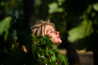 gün batımında sonbahar ormandaki güzel sarışın kadın