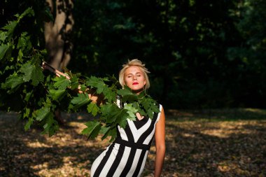 gün batımında sonbahar ormandaki güzel sarışın kadın