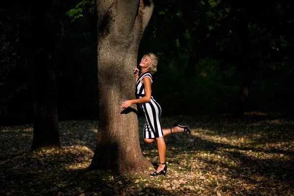 gün batımında sonbahar ormandaki güzel sarışın kadın