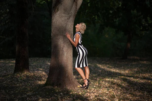 gün batımında sonbahar ormandaki güzel sarışın kadın