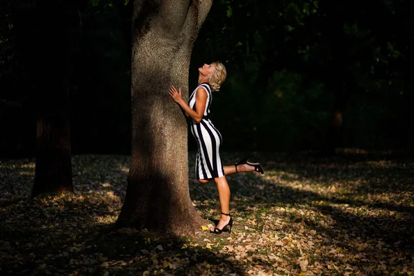 gün batımında sonbahar ormandaki güzel sarışın kadın