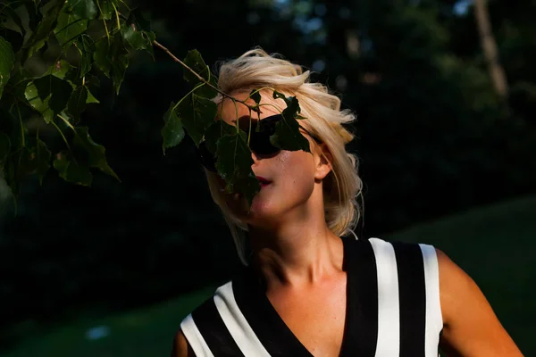 Hermosa Mujer Rubia Bosque Otoño Atardecer —  Fotos de Stock