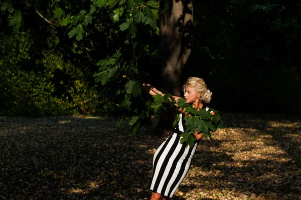 gün batımında sonbahar ormandaki güzel sarışın kadın