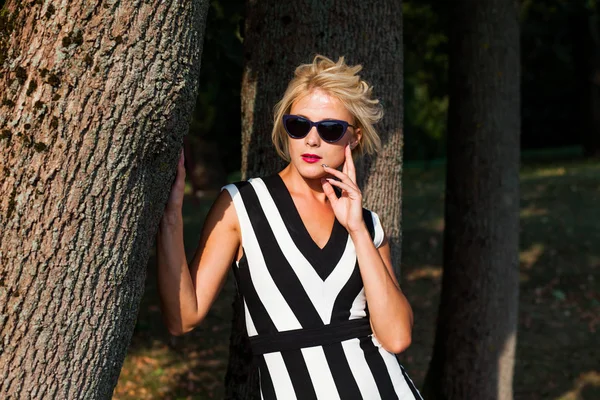 gün batımında sonbahar ormandaki güzel sarışın kadın