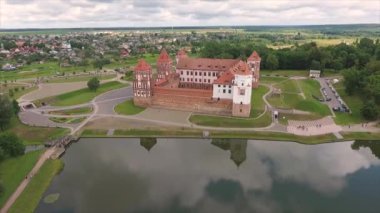 Grodno, Belarus bölgesinde karmaşık Mir kale dron görünümü