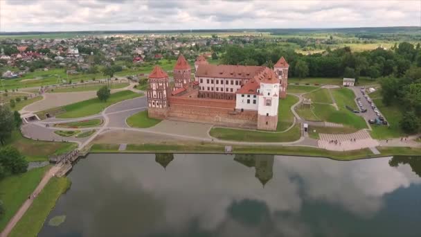Drone vista del complesso del castello di Mir nella regione di Grodno, in Bielorussia — Video Stock