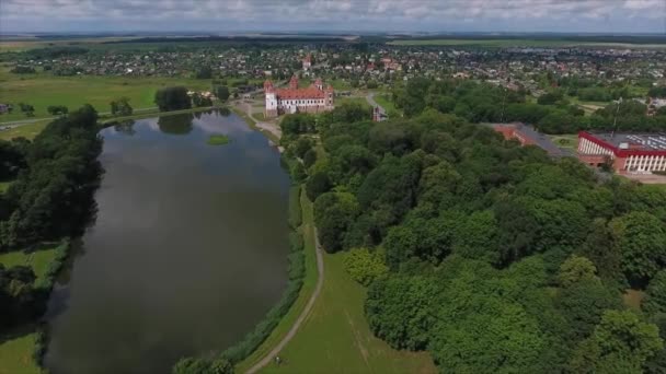 Vue par drone du complexe du château de Mir dans la région de Grodno, au Bélarus — Video