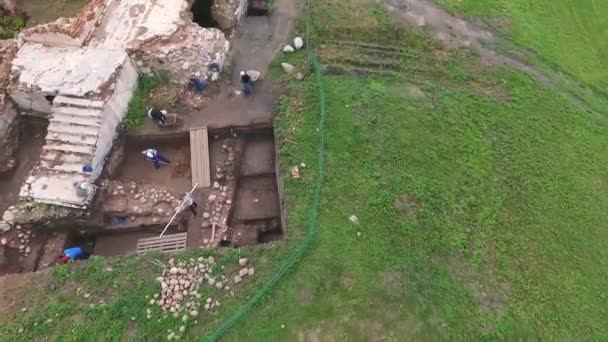 Гродно, Беларусь - 13 июля 2018 года: Археологический объект вблизи комплекса "Мирский замок"  . — стоковое видео