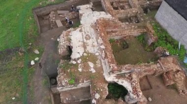 Grodno, Belarus - 13 Temmuz 2018: Mir Castle karmaşık yakın arkeolojik bölgesi . 