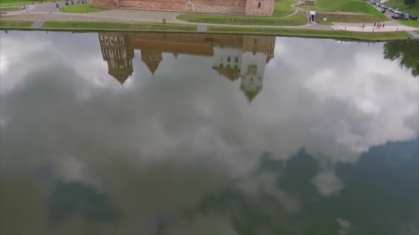 Вид с беспилотника на комплекс "Мирский замок" в Гродно, Беларусь — стоковое видео