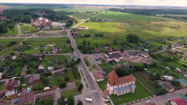 Vue par drone du complexe du château de Mir dans la région de Grodno, au Bélarus — Video