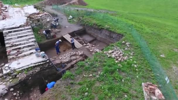 Grodno, Bělorusko - 13. července 2018: Archeologická lokalita poblíž Mirský zámek . — Stock video
