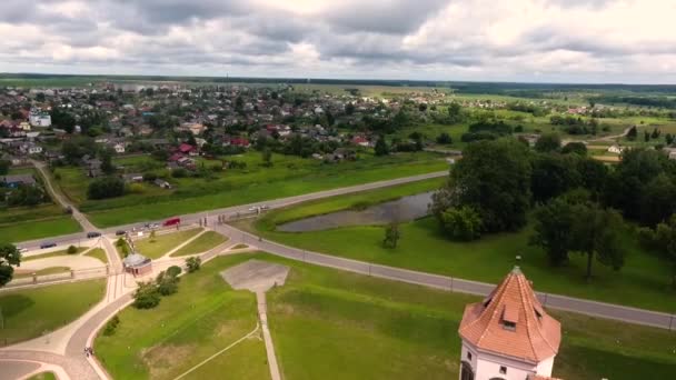 Вид с беспилотника на комплекс "Мирский замок" в Гродно, Беларусь — стоковое видео