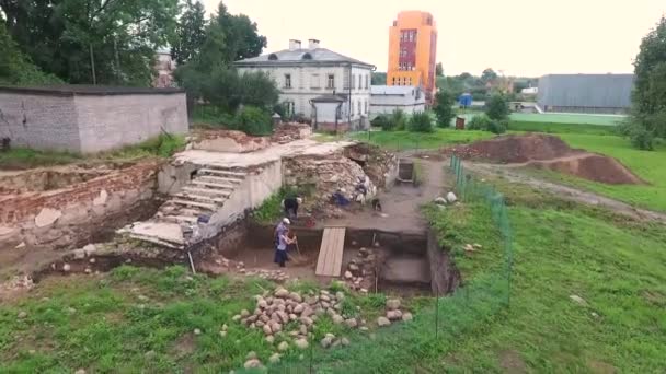 Гродно, Беларусь - 13 июля 2018 года: Археологический объект вблизи комплекса "Мирский замок"  . — стоковое видео