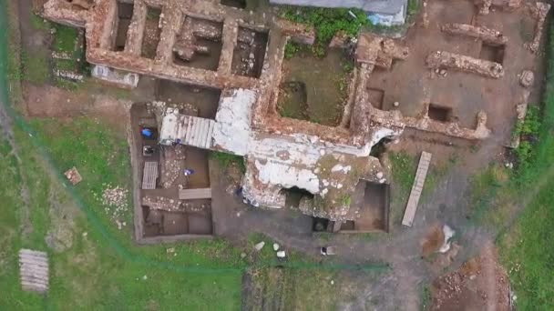 Grodno, Bělorusko - 13. července 2018: Archeologická lokalita poblíž Mirský zámek . — Stock video