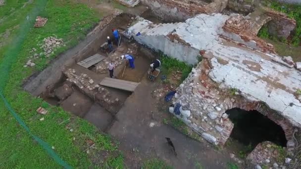 Grodno, Bielorussia - 13 luglio 2018: Sito archeologico vicino al complesso del Castello di Mir  . — Video Stock