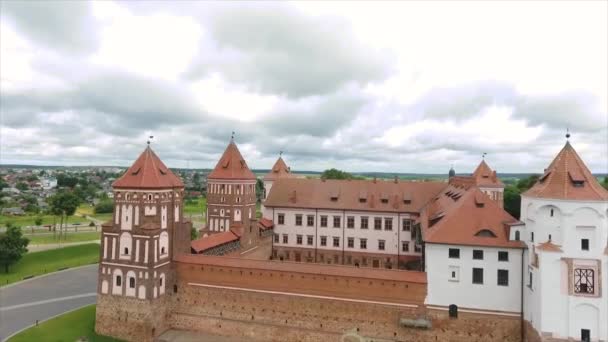 Vista drone do complexo do Castelo de Mir na região de Grodno, na Bielorrússia — Vídeo de Stock