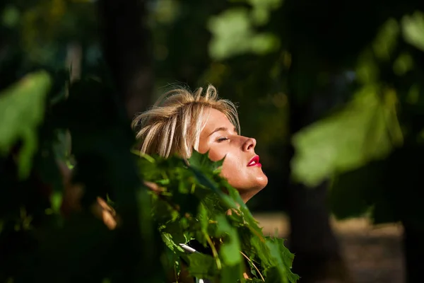 Belle femme blonde dans la forêt d'automne au coucher du soleil — Photo