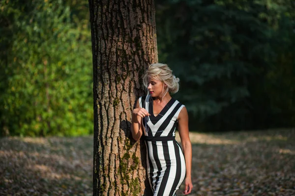 Hermosa mujer rubia en el bosque de otoño al atardecer —  Fotos de Stock