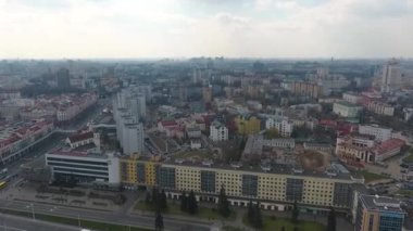 Minsk şehir merkezinde bahar. Havadan çekilen drone