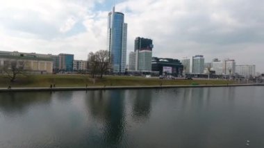 Minsk şehir merkezinde bahar. Havadan çekilen drone