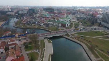 Minsk şehir merkezinde bahar. Havadan çekilen drone