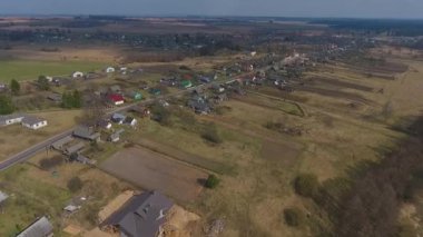 İlkbaharda köy evleri, Vishnevo Belarus. Drone tarafından vuruldu