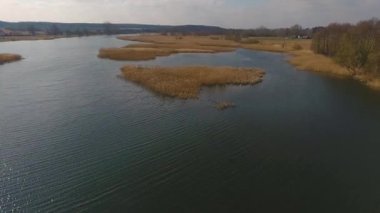 İlkbaharda köy evleri, Vishnevo Belarus. Drone tarafından vuruldu