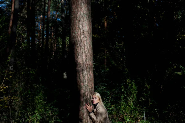 Χαρούμενος νεαρός μόδας γυναίκα σε φθινόπωρο δάσος — Φωτογραφία Αρχείου