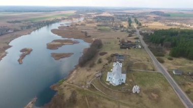 İlkbaharda köy evleri, Vishnevo Belarus. Drone tarafından vuruldu
