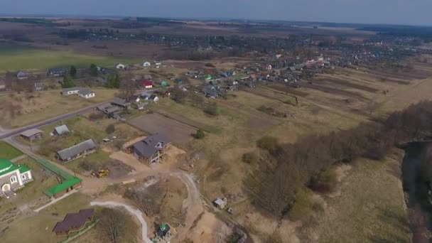 Rumah desa di musim semi, Vishnevo Belarus. Ditembak oleh drone — Stok Video