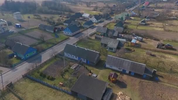 Rumah desa di musim semi, Vishnevo Belarus. Ditembak oleh drone — Stok Video