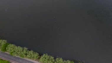 ormandaki büyük gölün havadan görünümü