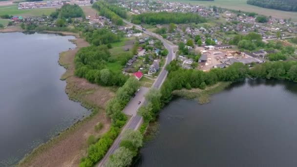 Widok z lotu ptaka na duże jezioro w lesie — Wideo stockowe